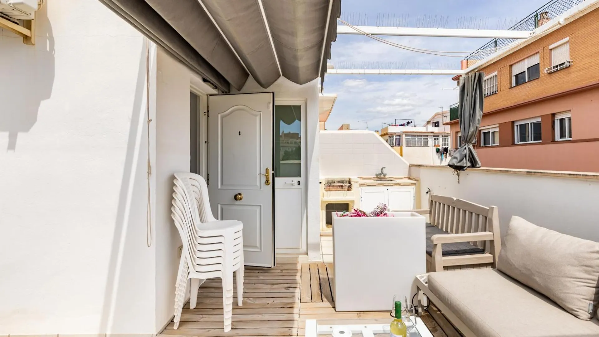 Sunburn, Aqui Hay Quien Viva Apartment Malaga Spain
